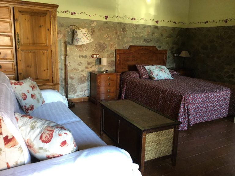 cama matrimonio estudio camangu ribadesella 768x576