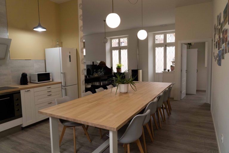 cocina moderna equipada casona alquiler quinta verde elcarmen ribadesella 768x512