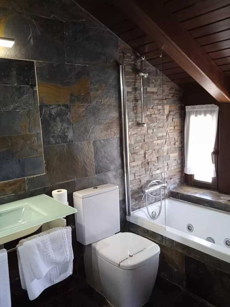cuarto de bano habitacion doble superior hotel villadesella 768x1024