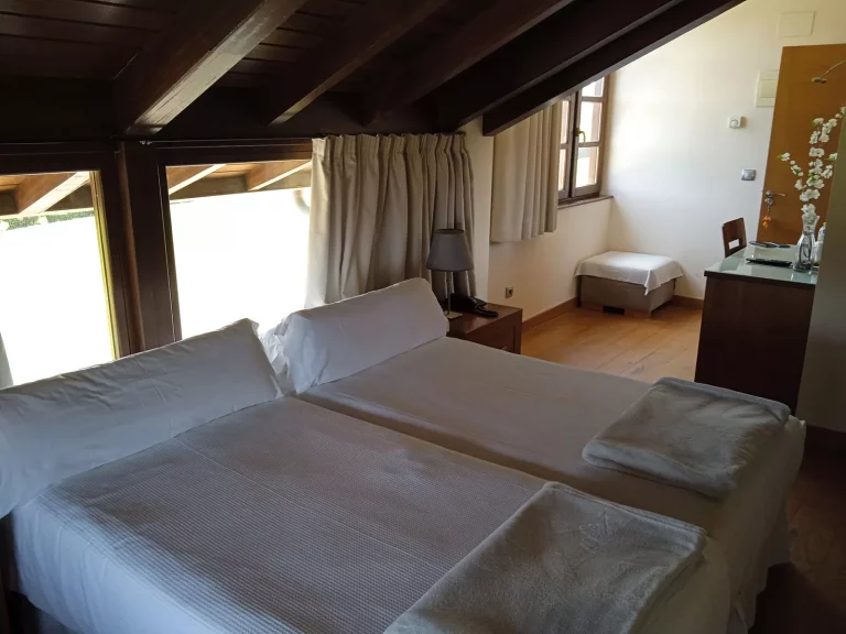 dos camas habitacion doble superior hotel villadesella 768x576