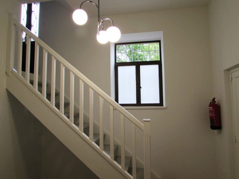 escalera acceso planta baja 768x576