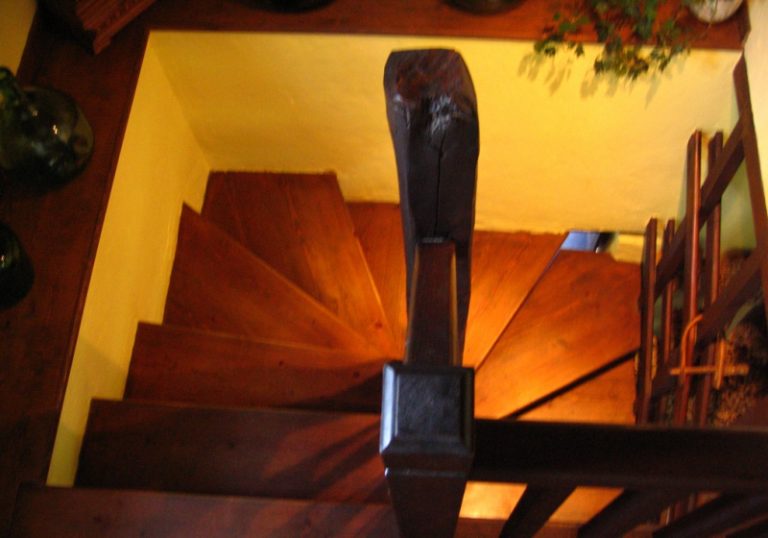 escalera casa rural correntiu sardalla 768x538