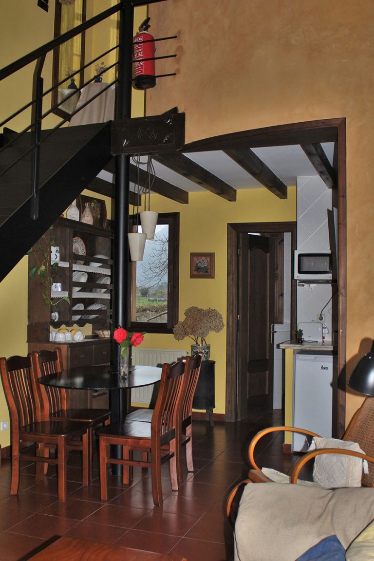 escalera en salon apartamento silos correntiu sardalla ribadesella 768x1152