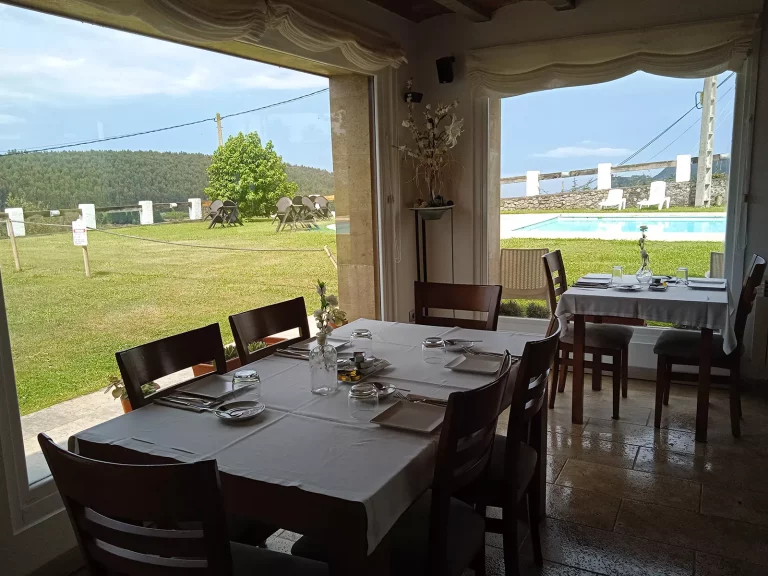 restaurante vistas piscina 768x576