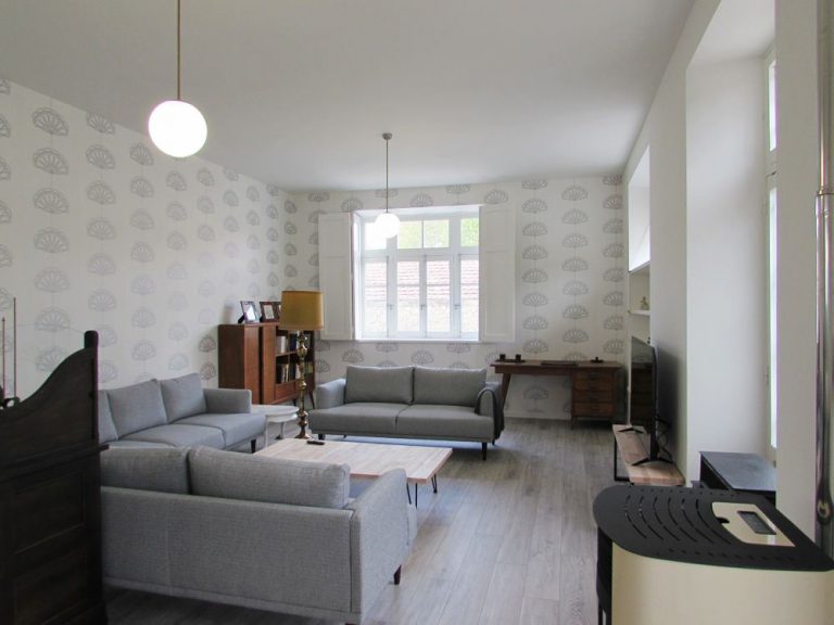 sofas salon con television gran tamano 768x576